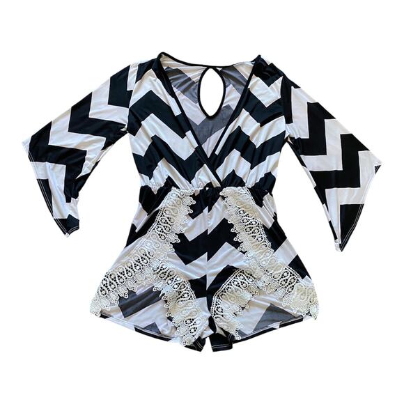 no brand Pants - Black and White Chevron Print V-Neck Romper- size medium